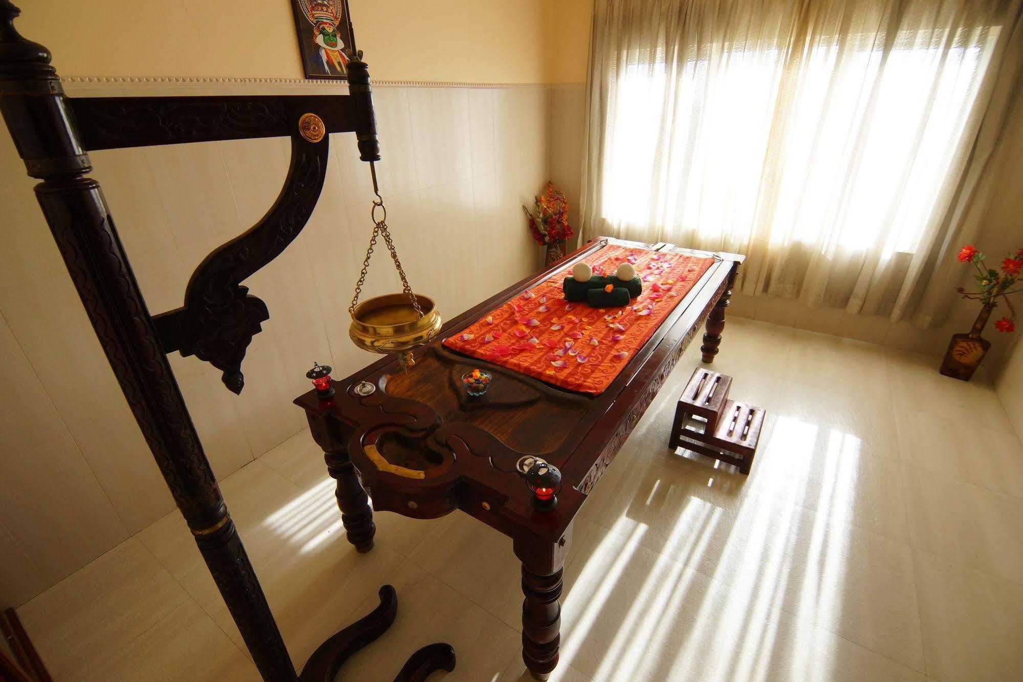 Joys Palace Hotel Thrissur Екстериор снимка