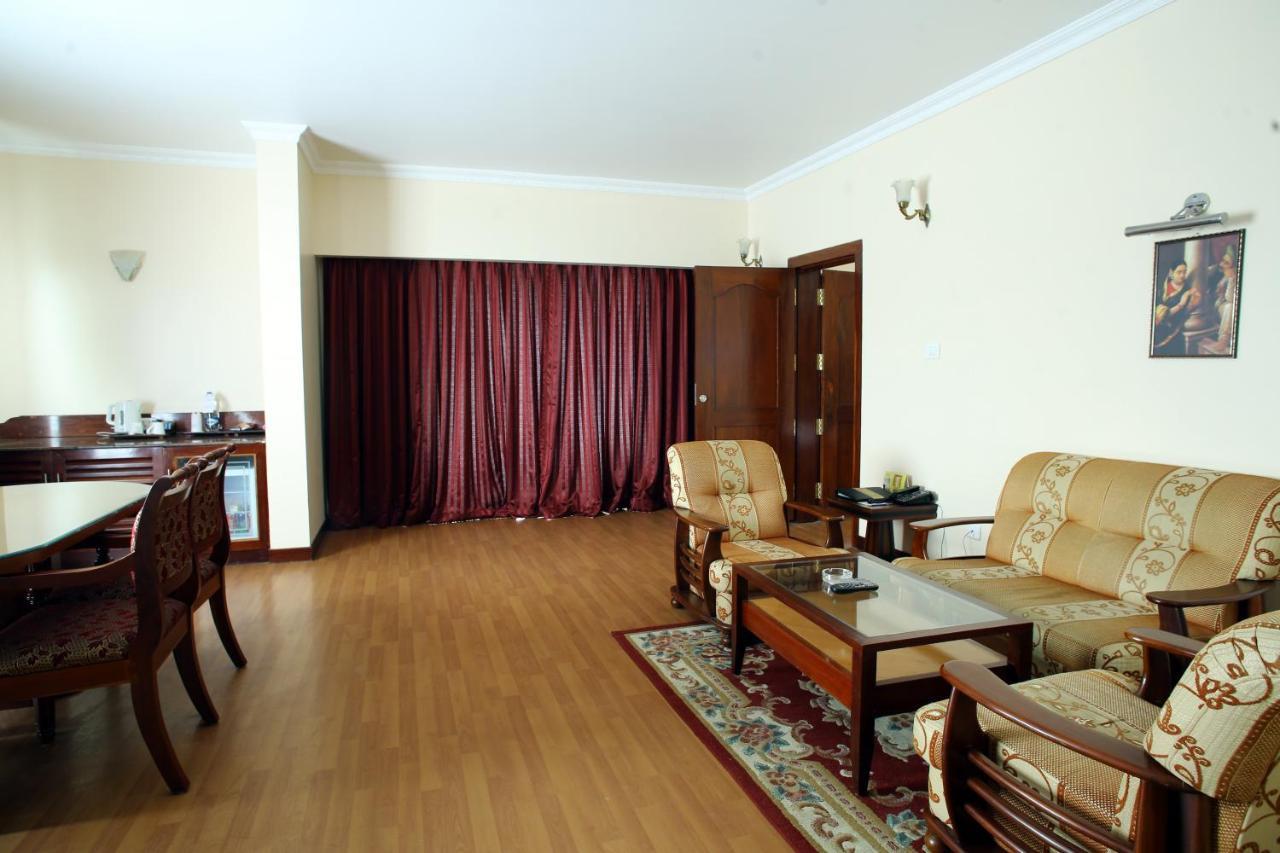 Joys Palace Hotel Thrissur Екстериор снимка